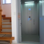Accès handicapé avec ascenseur pour personnes à mobilité réduite